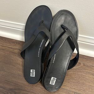 Super cute black leather Fit Flops- flip flop sandals